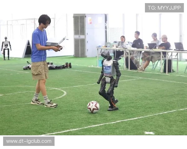 以足球元素为核心融合体操艺术打造力量与协调并重的创新训练体系